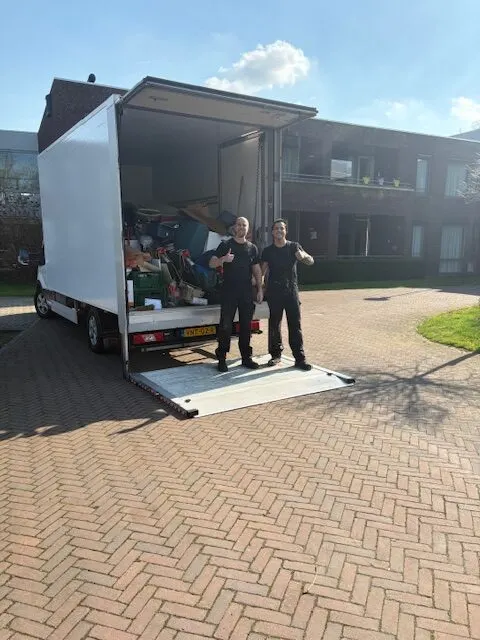 Team van Ontruimings Expert bij verhuiswagen